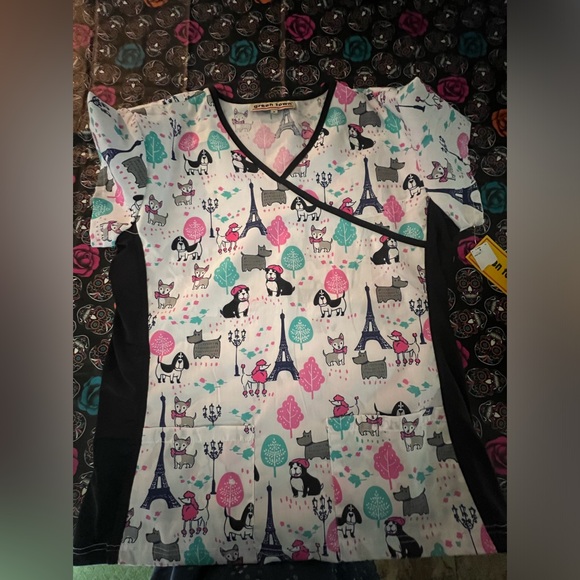 🆕 Green Town J'Adore Paris Women's 2-pocket STRETCH V-Neck Print Scrub Top - Picture 4 of 16